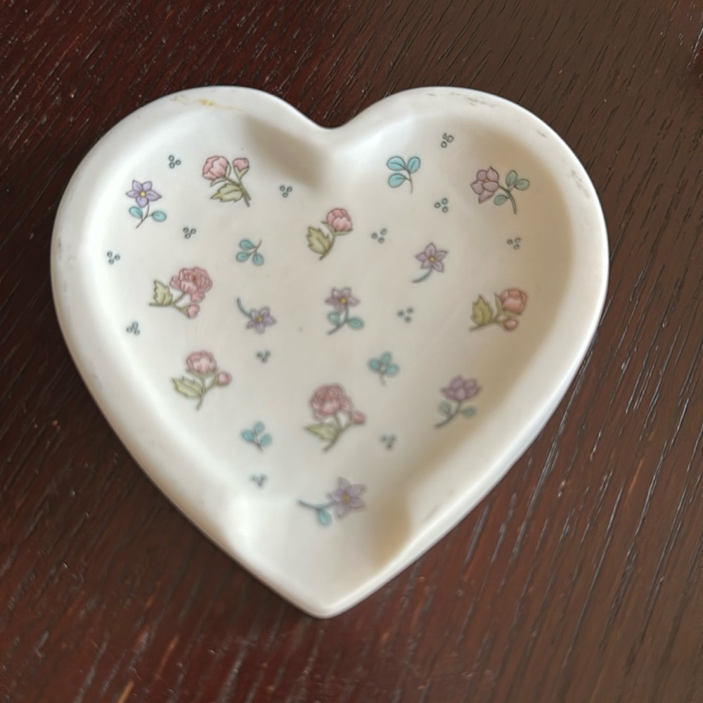 Valentine cream porcelain heart-shaped trinket dish with floral pattern